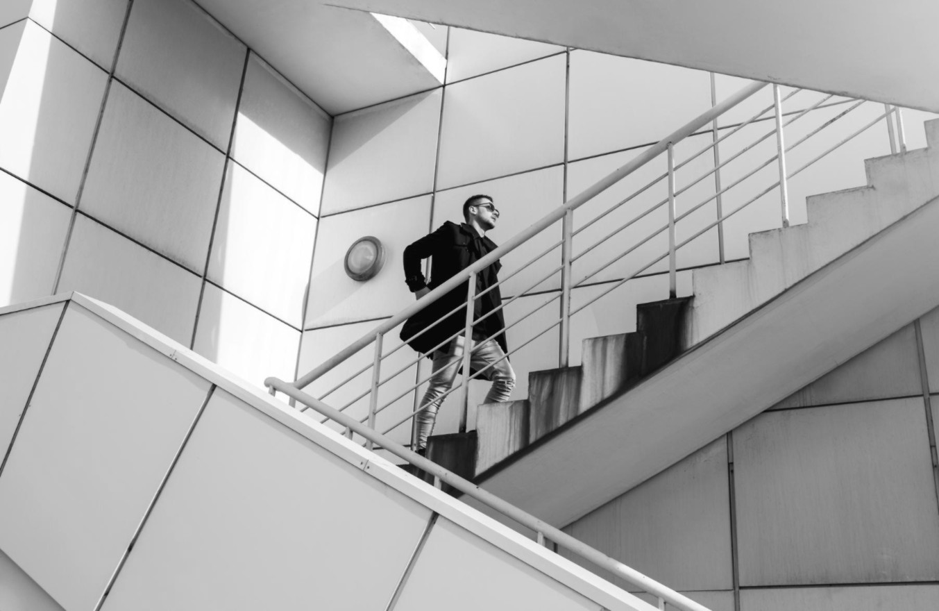 karriere Mann steigt eine Treppe hoch - Aufsteigen, Karriere machen in der Kanzlei Wipfler Brackrogg Bertram